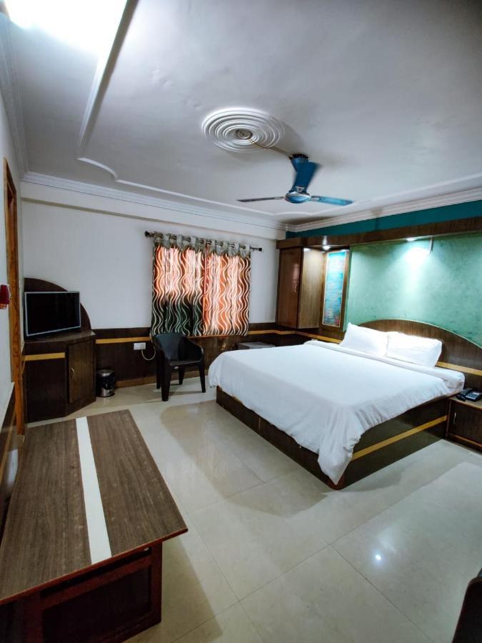Hotel Haifa Varanasi Bagian luar foto