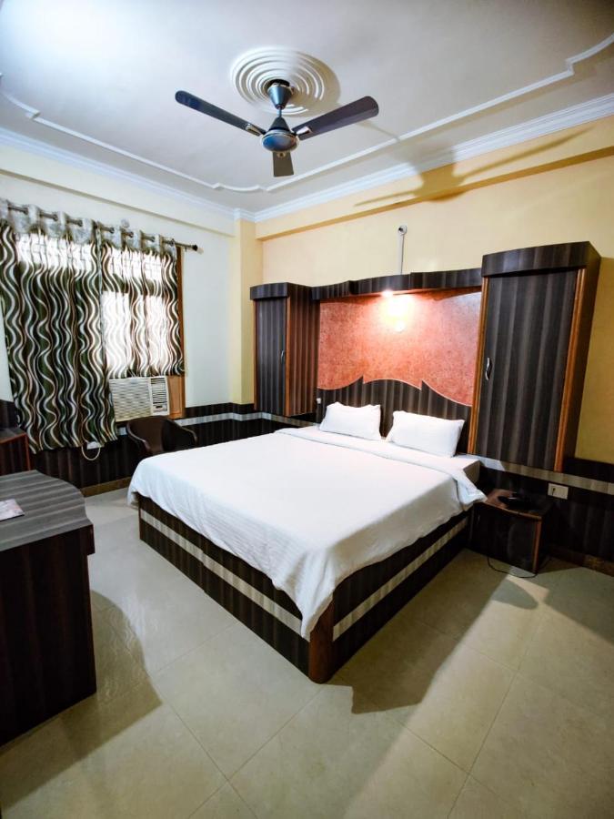 Hotel Haifa Varanasi Bagian luar foto