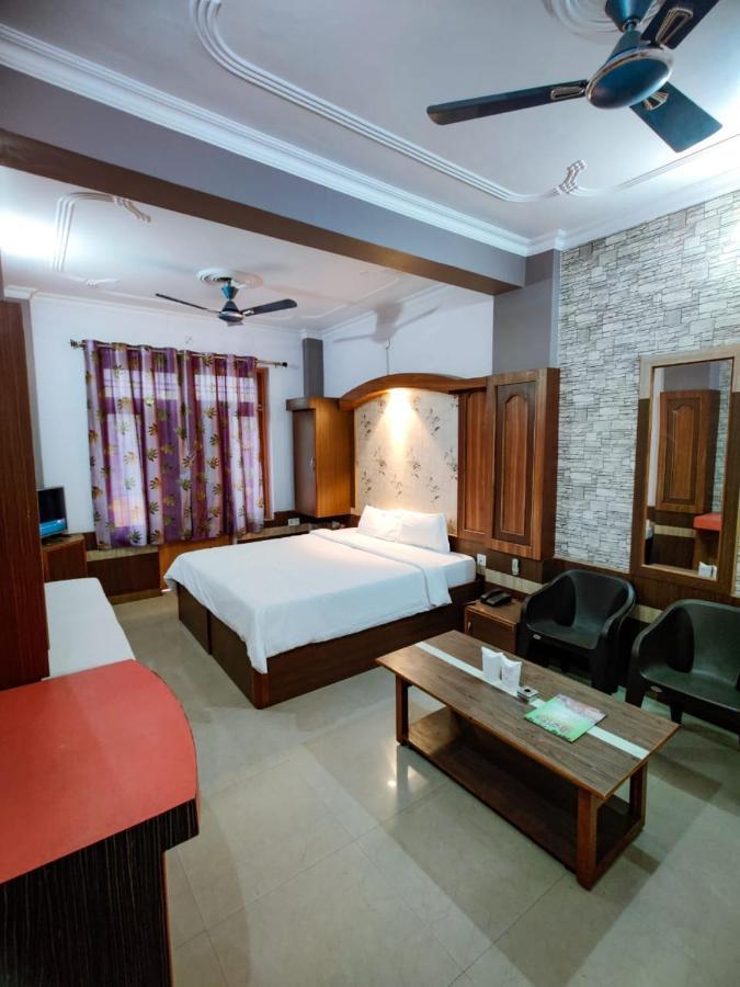 Hotel Haifa Varanasi Bagian luar foto