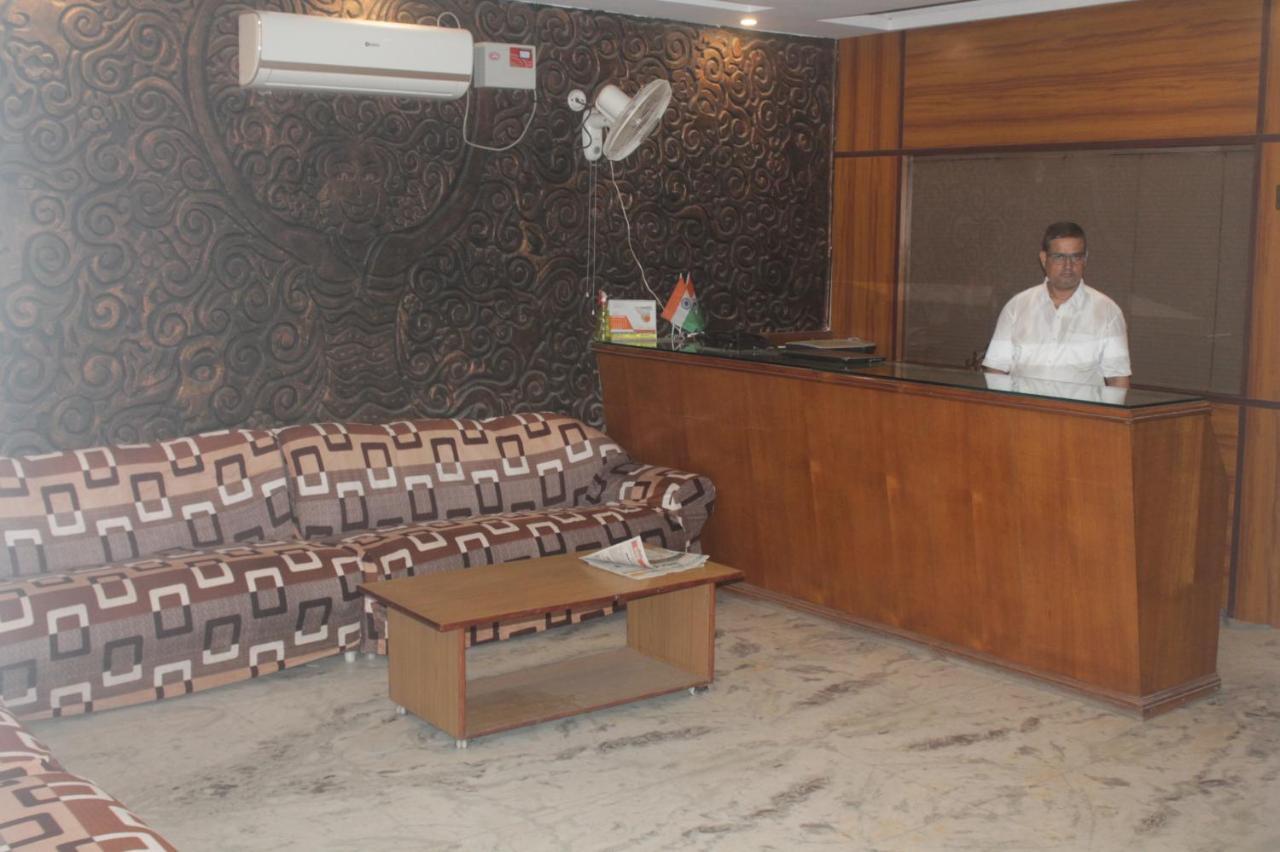 Hotel Haifa Varanasi Bagian luar foto