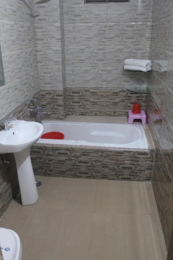 Hotel Haifa Varanasi Bagian luar foto