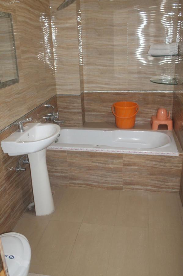 Hotel Haifa Varanasi Bagian luar foto