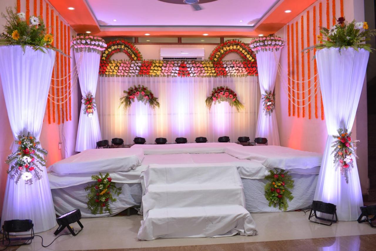 Hotel Haifa Varanasi Bagian luar foto