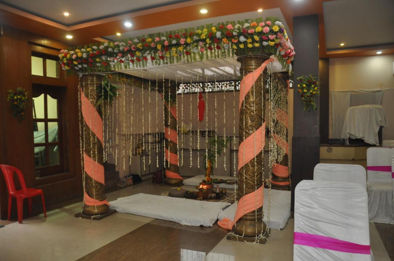 Hotel Haifa Varanasi Bagian luar foto