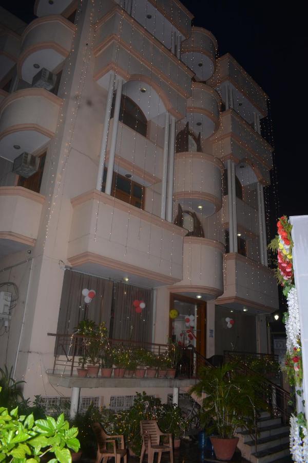 Hotel Haifa Varanasi Bagian luar foto