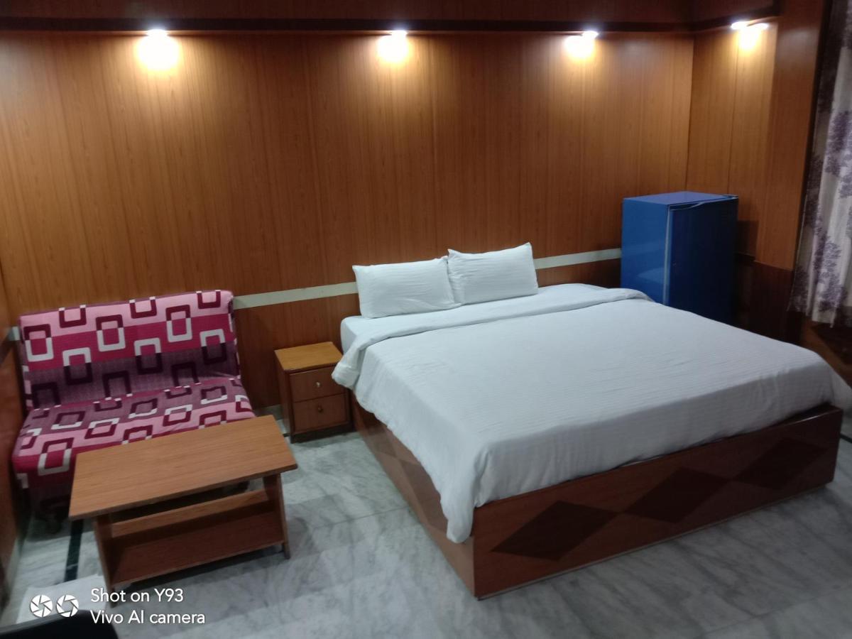 Hotel Haifa Varanasi Bagian luar foto