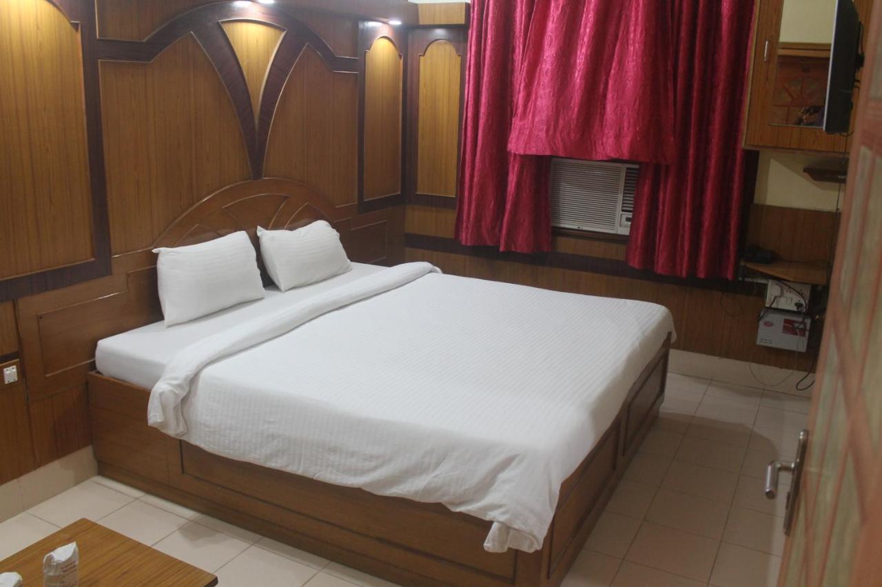 Hotel Haifa Varanasi Bagian luar foto