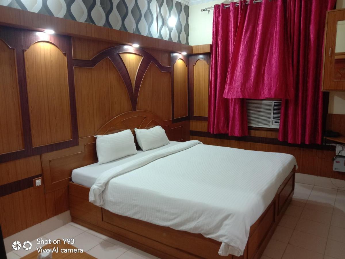 Hotel Haifa Varanasi Bagian luar foto