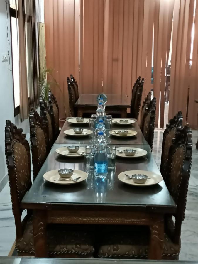Hotel Haifa Varanasi Bagian luar foto