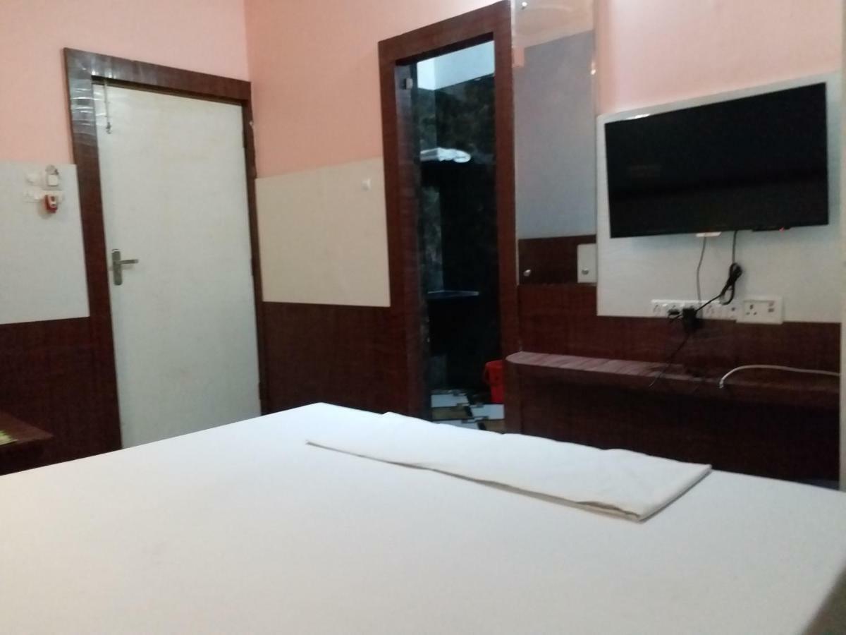 Hotel Haifa Varanasi Bagian luar foto